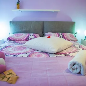  Bed and breakfast Line